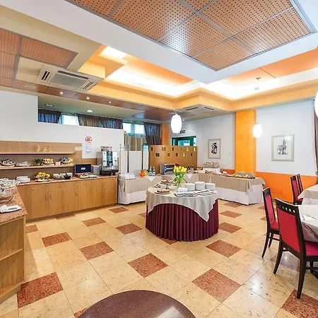 West Point Airport מלון דוסובונו