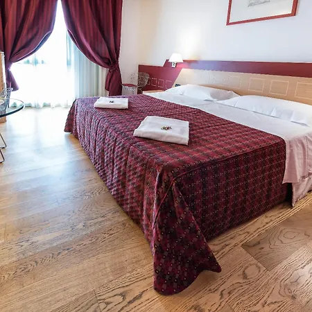 West Point Airport Hotel 4*