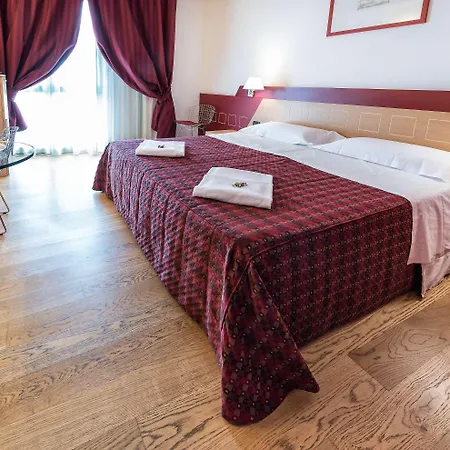 West Point Airport Hotel 4*