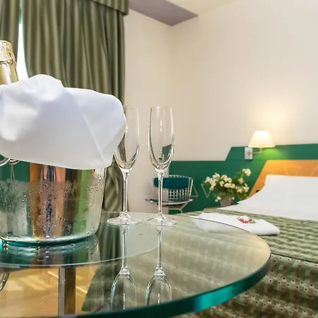West Point Airport Hotell 4*