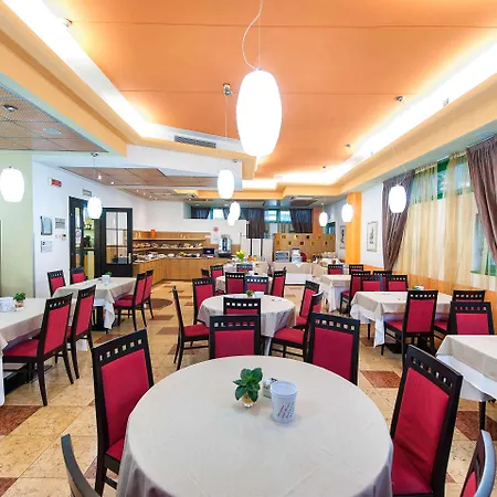 מלון West Point Airport 4*