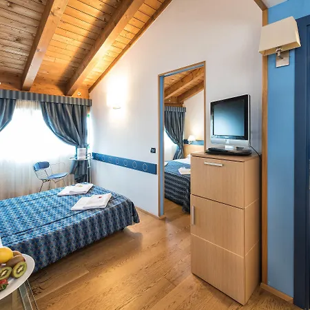 West Point Airport Hotell 4*