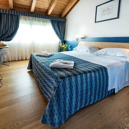 West Point Airport Hotell 4*