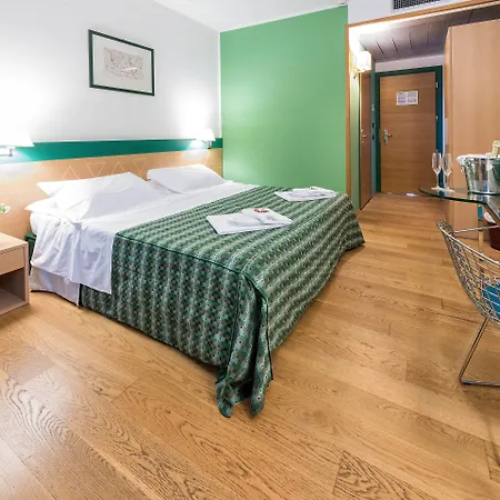 West Point Airport Hotel 4*
