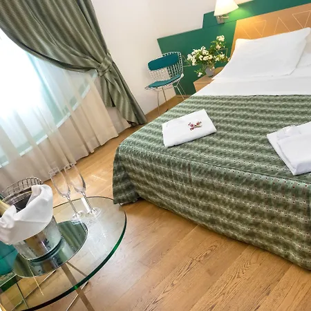 West Point Airport Hotell 4*