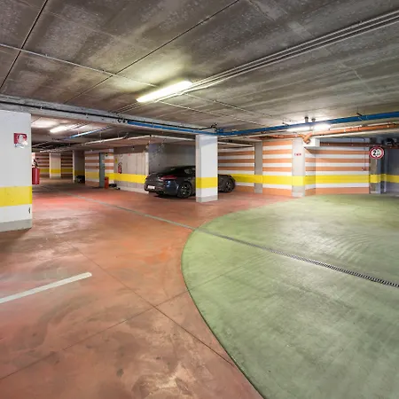 West Point Airport Hotell 4*