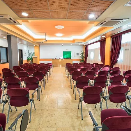 מלון West Point Airport דוסובונו