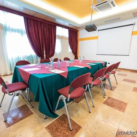 West Point Airport מלון 4*