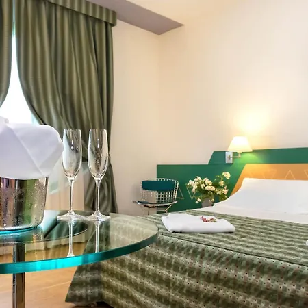 West Point Airport Hotell 4*