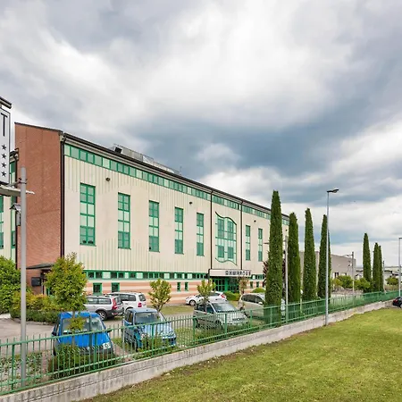 West Point Airport Hotel 4*