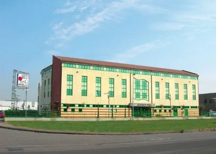 Hotel West Point Airport