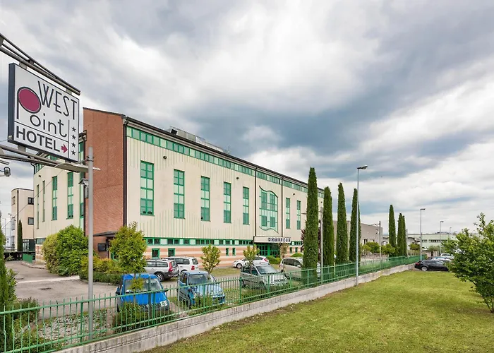 West Point Airport Hotel 4*