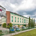 West Point Airport Szálloda