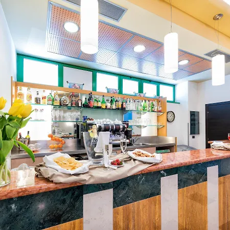 West Point Airport 酒店 4*