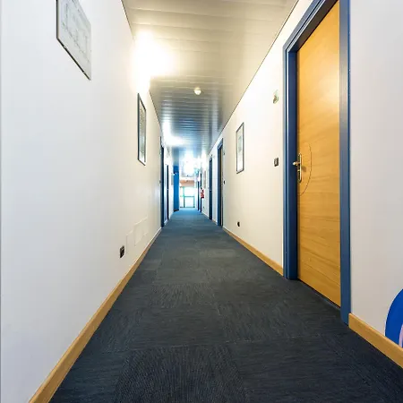 West Point Airport מלון דוסובונו