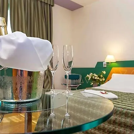 Hotell West Point Airport 4*