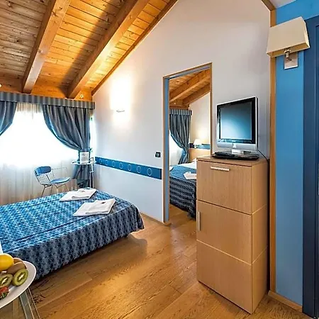West Point Airport 4*