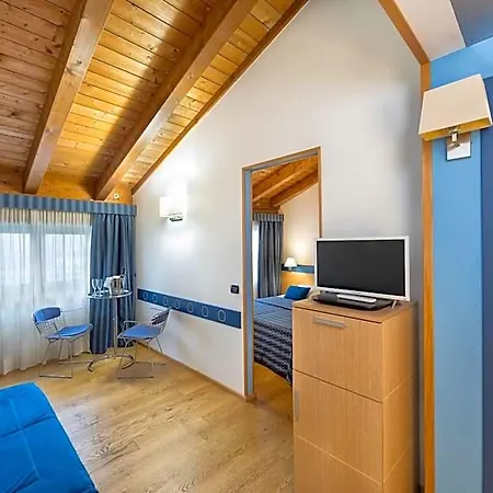 West Point Airport Hotell 4*